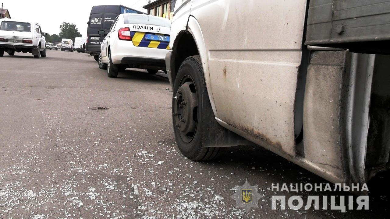 У Погребищі молодики напалт на водія-експедитора: відібрали більше 200 тис грн