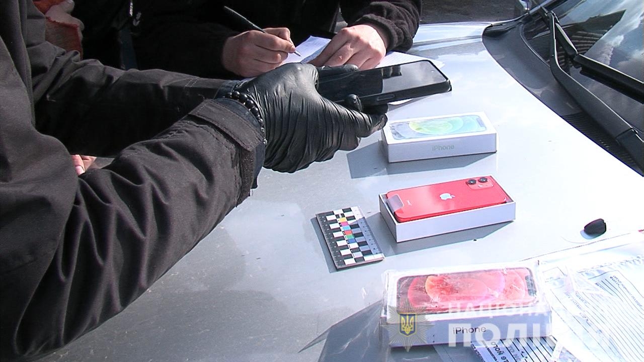 В Немирові затримали "гастролерів", які викрали з магазину дороговартісні мобілки