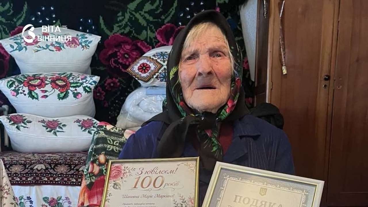 100 років життя, праці й любові до землі: Тростянецька громада вітала довгожительку з ювілеєм