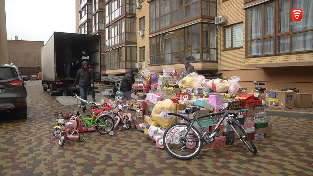 Вінничани передали 1300 подарунків для дітей з окупованого міста