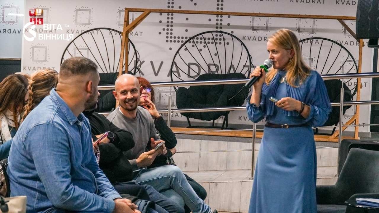 Викладачі професійних закладів освіти слухають спікера на першій зустрічі курсу в молодіжному центрі «Квадрат» у Вінниці