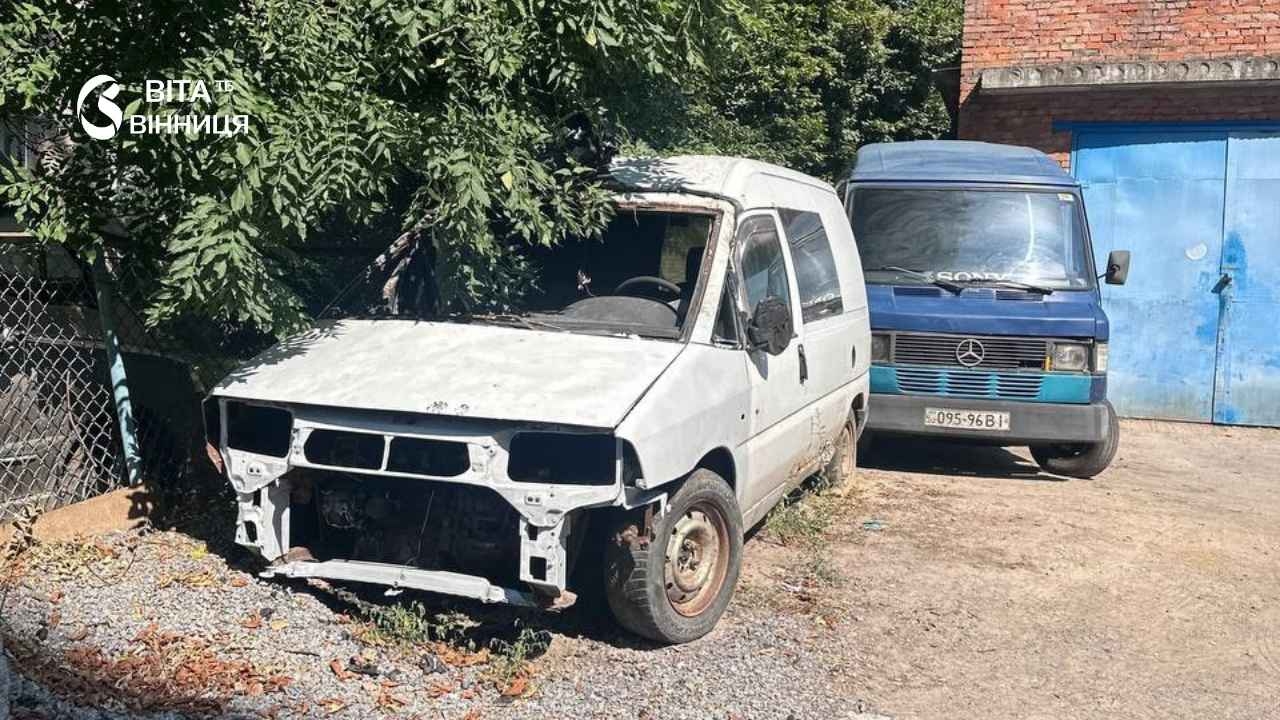 15 із 25 покинутих на вулицях авто вінничани прибрали самі: решту чекає майданчик зберігання