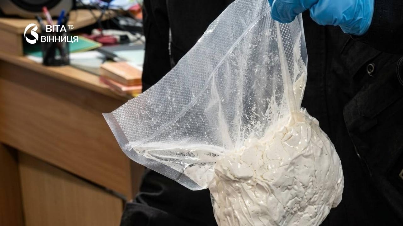 16-річна вінницька школярка отримала поштою пакунок із наркотиками й планувала їх збувати