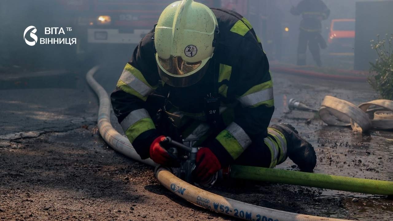 18 рятувальників гасили пожежу приватного будинку у Вінниці