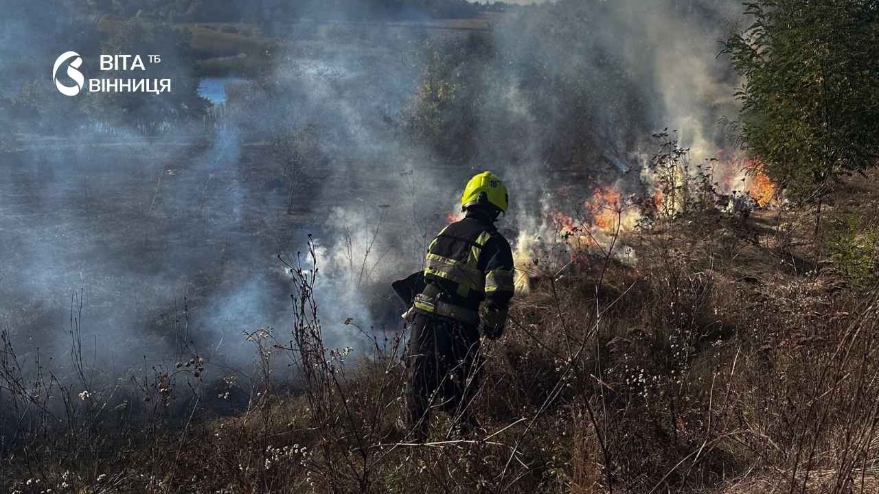 2,5 гектара трави і чагарників вигоріло на Вінниччині за добу: вісім пожеж просто неба
