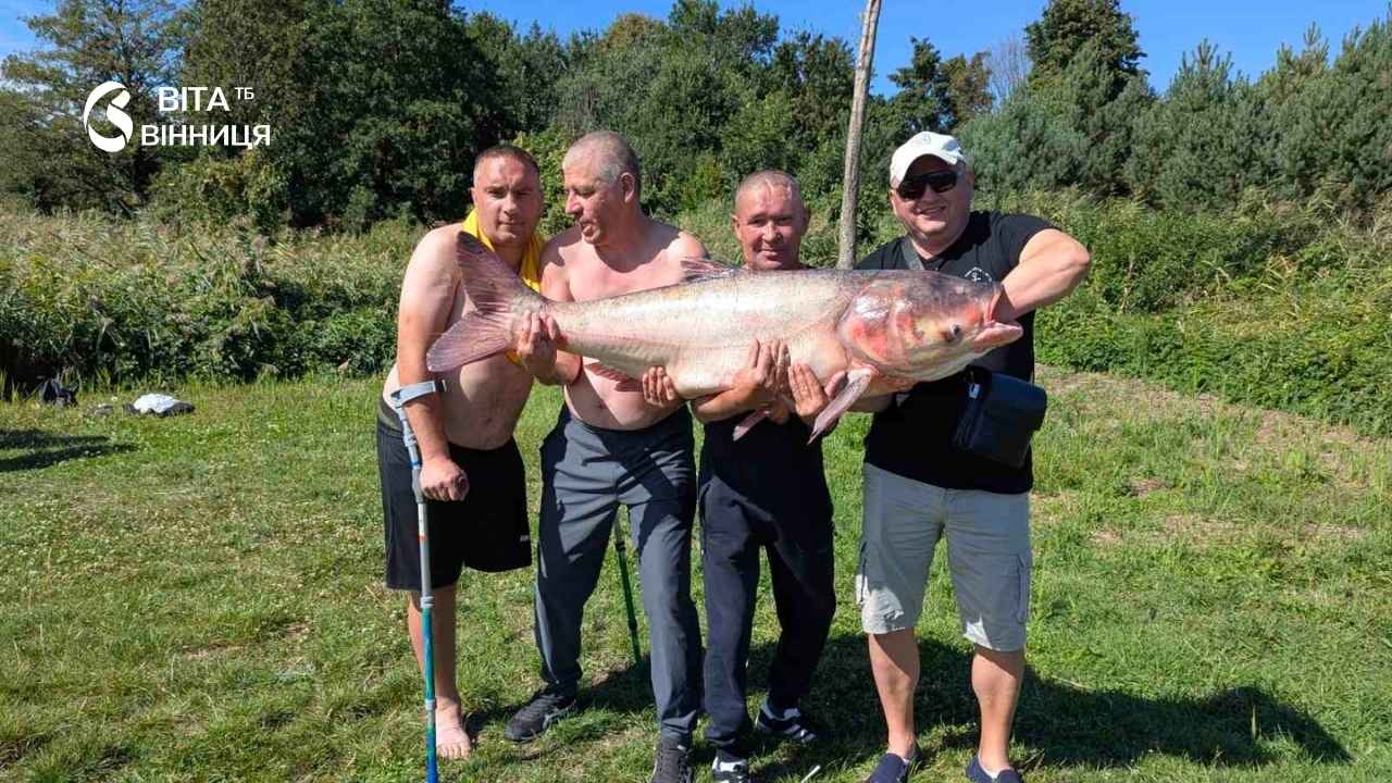 33 кілограми удачі: калинівські ветерани спіймали гігантського товстолоба на ретриті