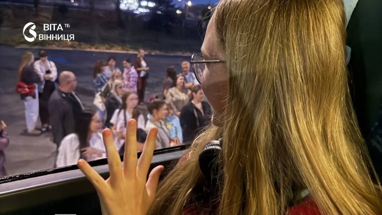 <p><strong>Допомагали пакувати валізи, проводжали до автобуса, обіймали й домовлялися щодня обмінюватися повідомленнями, фото й відео — так найрідніші проводжали 50 вінницьких школярів у мандрівку до міста-партнера Мюнстера.</strong></p> <p>Про це 21 липня інформує <a href="https://vitatv.com.ua/">ВІТА ТБ</a> посилаючись на <a href="https://vmr.gov.ua/do-miunstera-za-novymy-vrazhenniamy-50-vinnytskykh-shkoliariv-vyrushyly-do-mista-partnera-miunstera" rel="nofollow noopener">Вінницьку міську раду</a>.</p> <blockquote><p>Серед учасників — діти загиблих і зниклих безвісти Захисників та Захисниць, а також учасників бойових дій. Попереду в них чекають знайомство з Німеччиною, наукові відкриття, велоподорожі, сплав річкою та дев'ять днів нових вражень, — йдеться у повідомленні.</p></blockquote> <p>Вінницький міський голова Сергій Моргунов подякував громаді та муніципалітету Мюнстера, а також організації ASB Regionalverband Münsterland e.V. за цю можливість для дітей.</p> <blockquote><p>Це гарна можливість для дітей, яким уже довелося багато пережити, хоча б на кілька днів змінити обстановку, відпочити та емоційно відновитися. Такі ініціативи роблять партнерство між містами по-справжньому «живим», — розповідає Сергій Моргунов.</p></blockquote> <h2>Що чекає на дітей у Мюнстері</h2> <p>У планетарії школярі зможуть «зануритися» у космос і побачити зоряне небо у повнокупольному форматі. У місцевому зоопарку — познайомитися з понад 300 видами тварин із різних континентів, прогулятися біля великих відкритих вольєрів і поспостерігати за годуванням мешканців.</p> <p>Під час велоекскурсії хлопці й дівчата побачать Мюнстер так, як його щодня бачать місцеві жителі — мандруючи велосипедом. У науковому центрі вони самостійно проводитимуть досліди з фізики, хімії, біології, робототехніки та інженерії, а під час сплаву на каное річкою Верзе вчитимуться керувати човном і разом долати водний маршрут.</p> <h2>Чому ці поїздки важливі</h2> <p>Директорка департаменту освіти Вінницької міської ради Оксана Яценко пояснила, що для дітей важлив