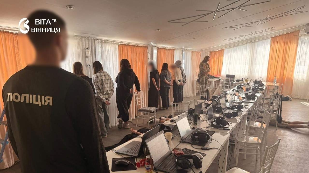 60 ноутбуків і п'ять авто: на Вінниччині накрили два шахрайські кол-центри з 17-річними операторами