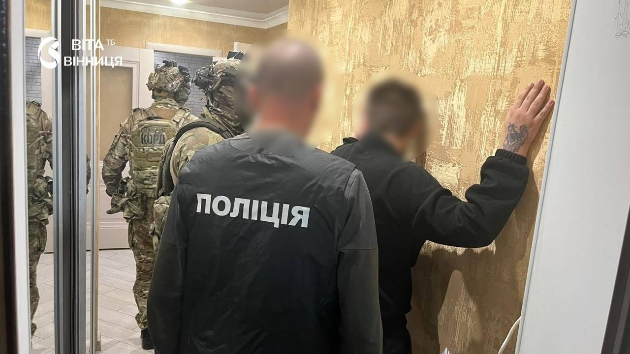 60 ноутбуків і п'ять авто: на Вінниччині накрили два шахрайські кол-центри з 17-річними операторами