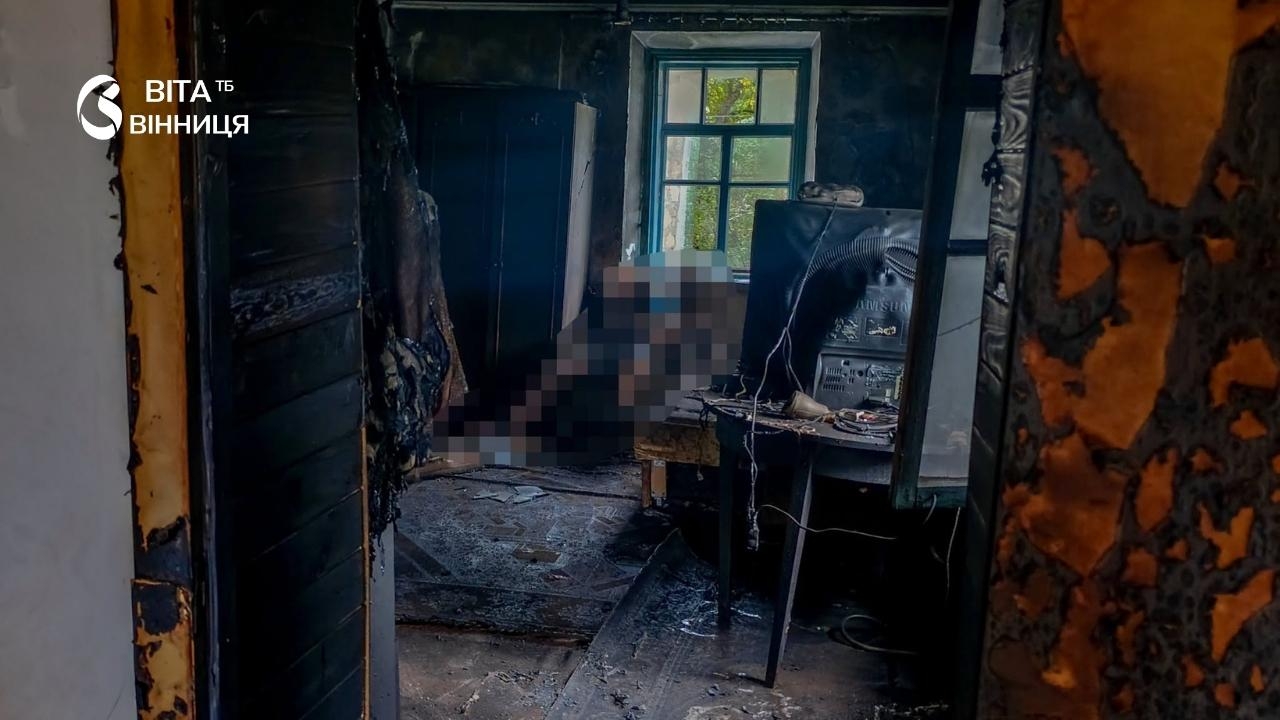 Обгорілий житловий будинок у сільській місцевості на Вінниччині після пожежі