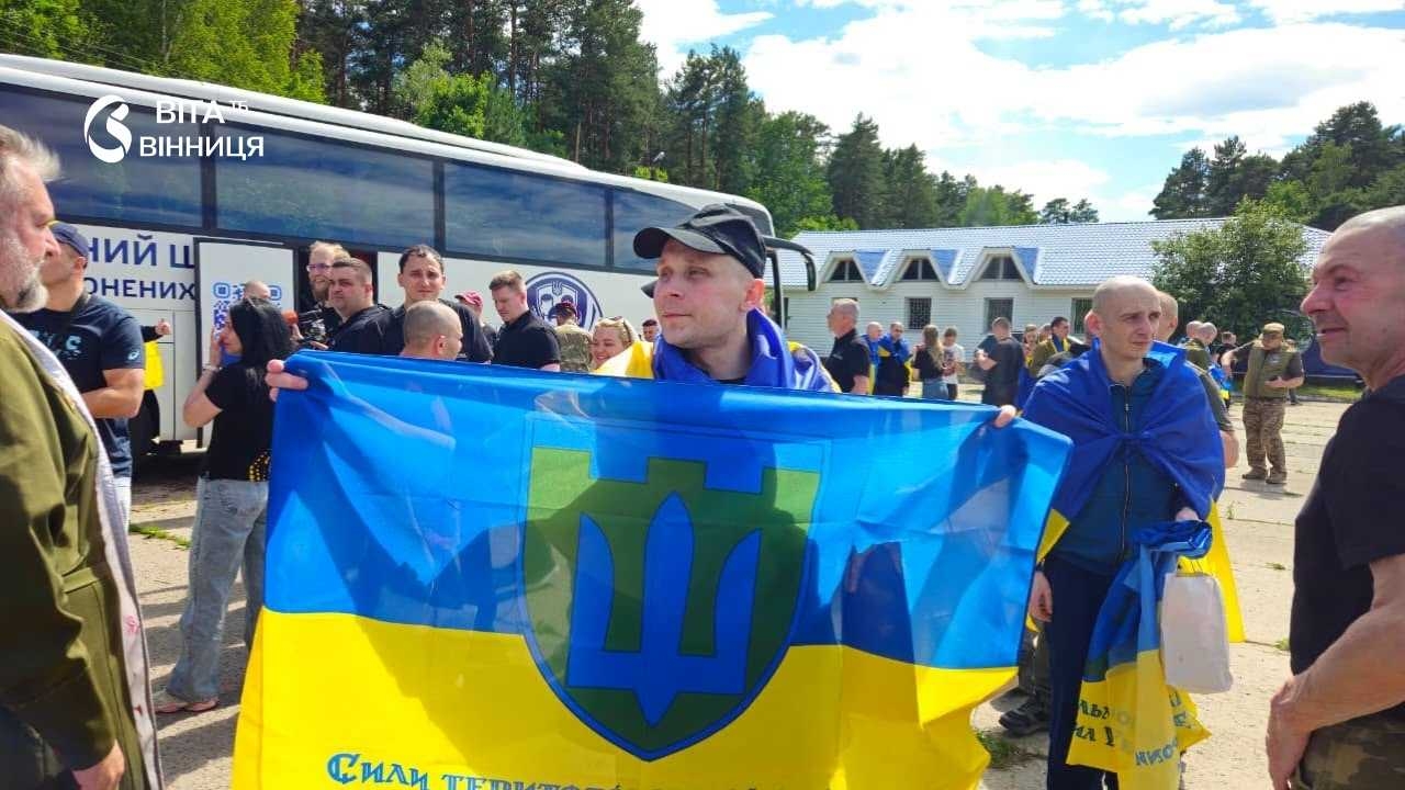 76-й обмін полоненими: з неволі повернулися 160 українських захисників, серед них троє вінничан