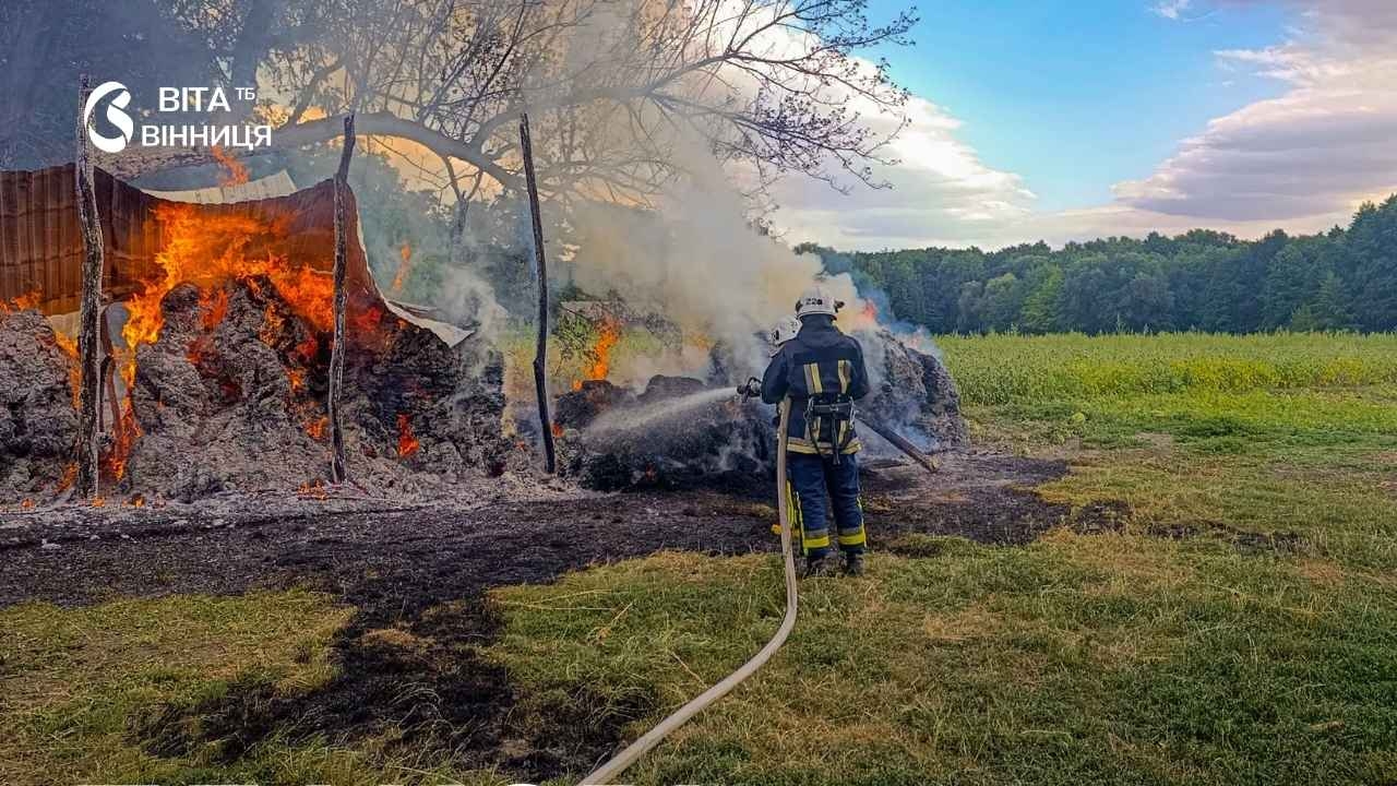 Автомобіль загорівся після ДТП на вулиці Гонти у Вінниці, водій травмований