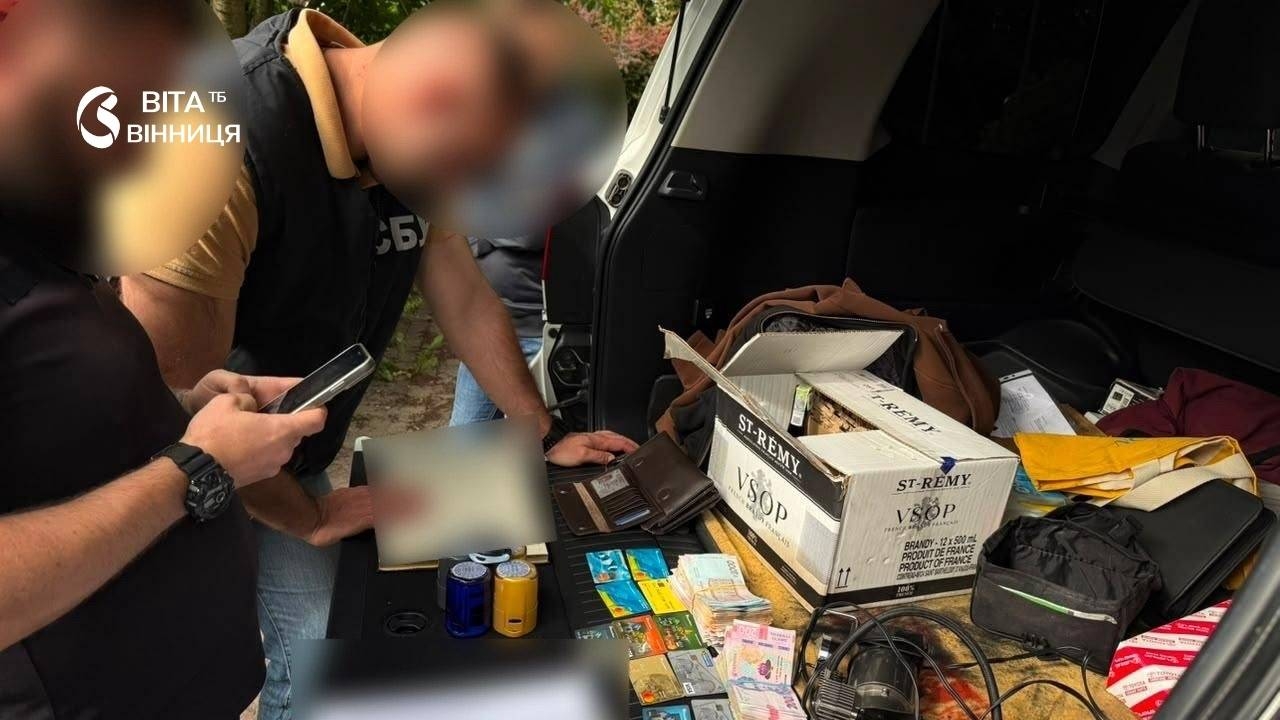 <p><strong>Поліція Вінниччини викрила організовану злочинну групу, учасники якої упродовж 2023–2025 років розтратили понад 60 млн грн бюджетних коштів, виділених на капітальний ремонт доріг у Вінницькому та Жмеринському районах.</strong></p> <p>Про це 23 червня інформує <a href="https://vitatv.com.ua/" target="_blank" rel="dofollow">ВІТА ТБ</a>, посилаючись на <a href="https://vn.npu.gov.ua/news/politsiia-vinnychchyny-vykryla-orhanizovanu-zlochynnu-hrupu-uchasnyky-iakoi-roztratyly-ponad-60-mln-hrn-biudzhetnykh-koshtiv-vydilenykh-na-utrymannia-dorih" rel="nofollow">поліцію Вінницької області</a>.</p> <blockquote>Підозрювані вносили до актів виконаних робіт завідомо неправдиві відомості щодо фактичних обсягів робіт та вартості будматеріалів. Для ремонтів використовувалася асфальтобетонна суміш, виготовлена на нелегальних заводах, — йдеться у повідомленні.</blockquote> <p>Організатором схеми слідство вважає 63-річного приватного підприємця, який залучив до неї двох синів — 29-річного директора підприємства та 41-річного підприємця, — а також співробітників підконтрольних ТОВ і посадовців районних рад. Серед фігурантів — 52-річний голова сільської ради та 50-річний начальник відділу ЖКГ.</p> <p>Під час обшуків вилучено документи, мобільні телефони, гроші, банківські картки, комп'ютерну техніку, печатки підприємств, транспортні засоби, спеціальну вантажну техніку та устаткування.</p> <h2>Підозри та запобіжні заходи</h2> <p>Слідчі слідчого управління ГУНП у Вінницькій області за процесуального керівництва Вінницької обласної прокуратури повідомили про підозру 10 фігурантам за ч. 4–5 ст. 191 КК України. Санкція передбачає до 12 років ув'язнення з позбавленням права обіймати певні посади до трьох років та конфіскацією майна.</p> <p>Суд обрав підозрюваним запобіжний захід — тримання під вартою з можливістю внесення застави. Оперативний супровід здійснювали співробітники Управління стратегічних розслідувань та УСБУ у Вінницькій області.</p> <p>Відповідно до ст. 62 Конституції України, особа вважається невинуватою, доки її