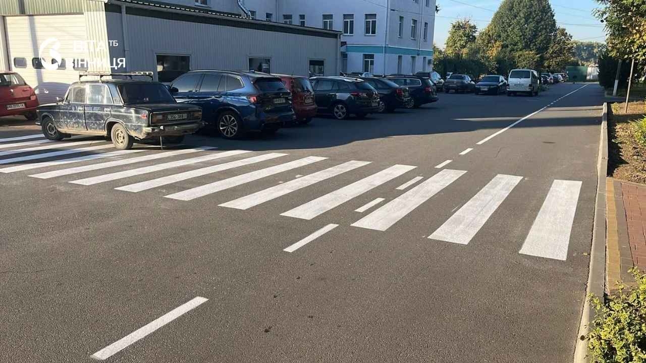 Біля лікарні, ветеранського хабу і навпроти базару: де в Калинівці з'явилися нові парковки