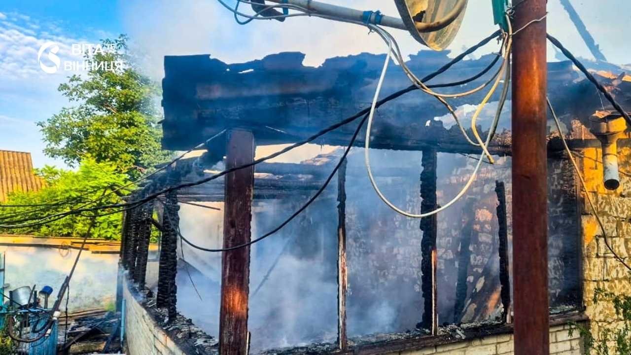 Блискавка спричинила дві пожежі на Вінниччині за добу