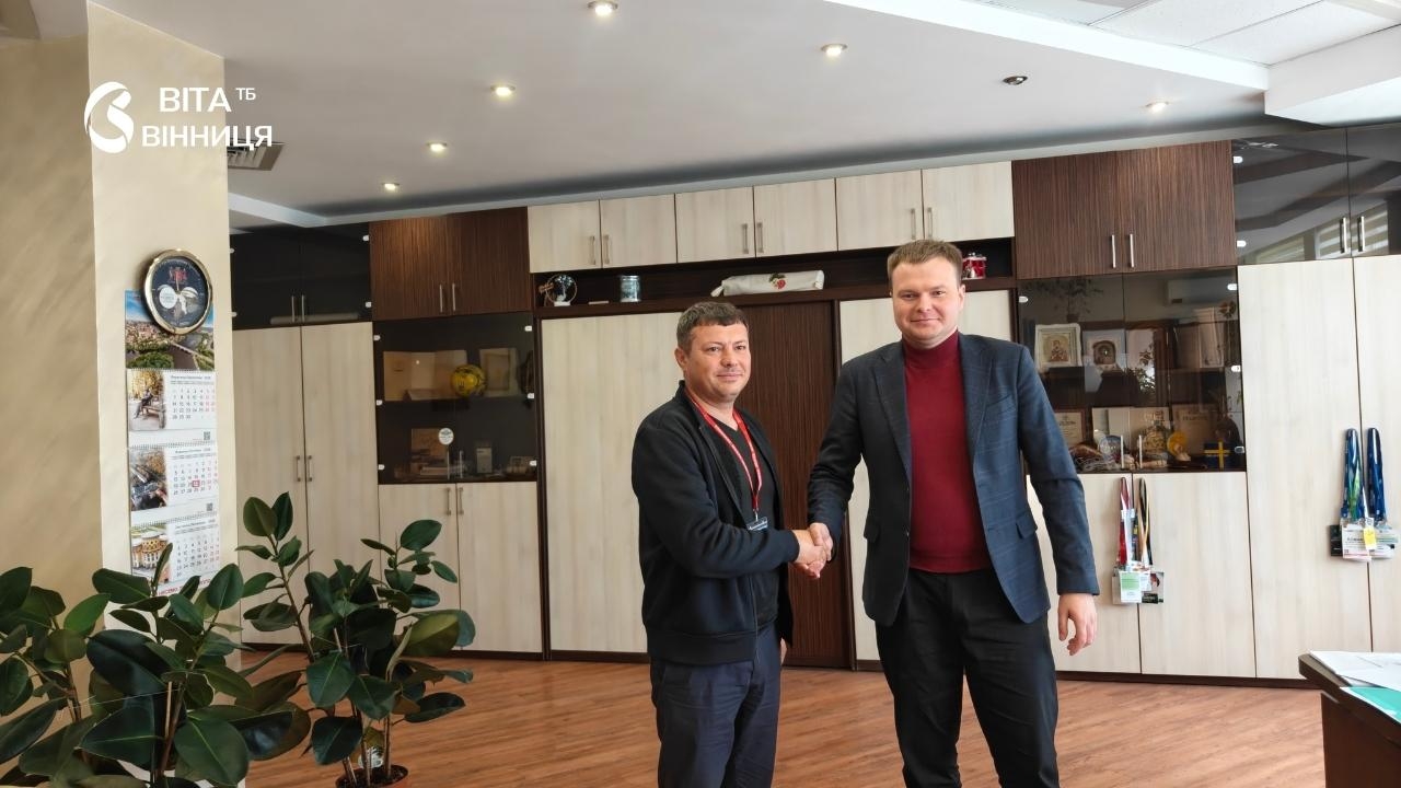 Домовились про контейнер для збору вживаного одягу та текстилю біля житлової багатоповерхівки у Вінниці