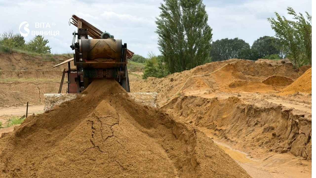 Брали дозвіл на дослідження, а продавали пісок роками: на Вінниччині викрили незаконний кар'єр