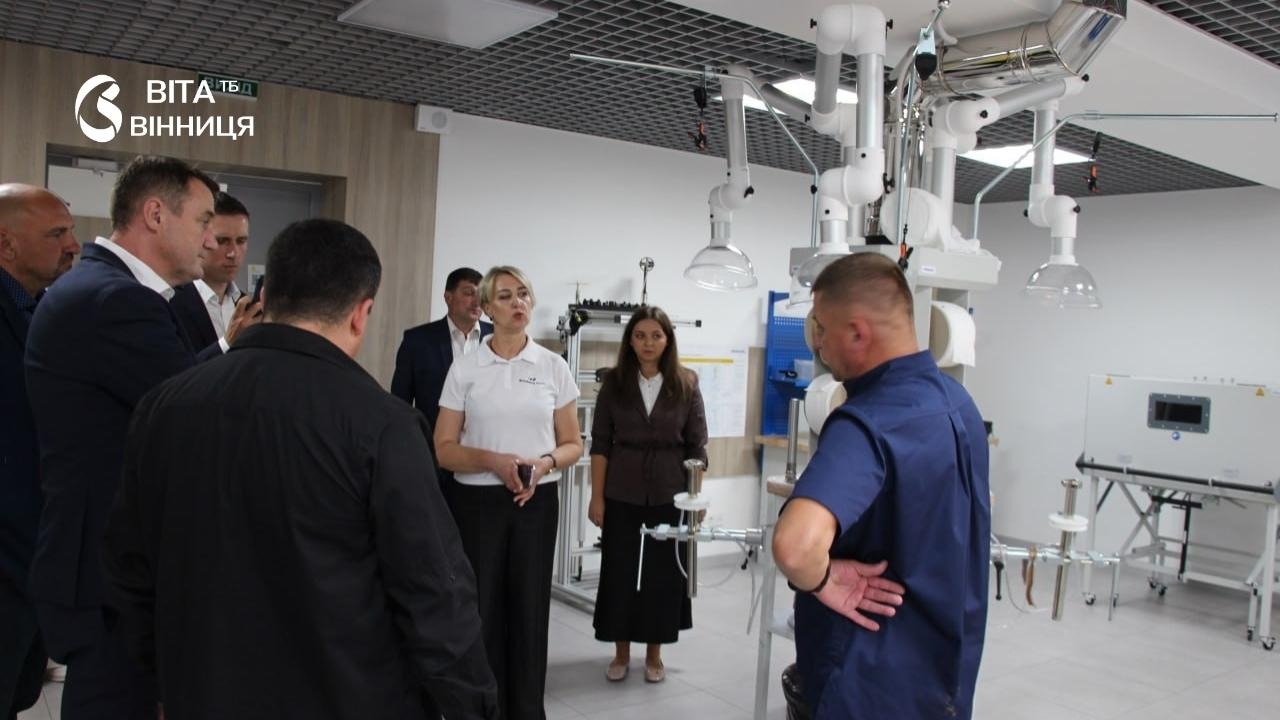 <p><strong>У межах візиту на Вінниччину представники чеської делегації відвідали центр протезування та адаптації Garta. Разом із заступником начальника ОВА (CDTO) Андрієм Кавунцем та представниками Департаменту міжнародного співробітництва та регіонального розвитку ОВА гості ознайомилися з роботою центру, який забезпечує комплексне відновлення людей з ампутаціями та іншими порушеннями опорно-рухового апарату.</strong></p> <p>Про це 13 липня інформує <a href="https://vitatv.com.ua/" target="_blank" rel="noopener">ВІТА ТБ</a> з посиланням на <a href="https://telegram.me/VinnytsiaODA/74879">телеграм-канал Вінницької обласної військової адміністрації</a>.</p> <blockquote>Тут створено повний цикл допомоги – від допротезної підготовки й виготовлення індивідуальних протезів до реабілітації, психологічної підтримки та адаптації до повсякденного життя, — йдеться у повідомленні.</blockquote> <p>Для кожного пацієнта фахівці центру розробляють індивідуальний план відновлення, поєднуючи сучасні технології, доказові методи реабілітації та професійний досвід мультидисциплінарної команди. З пацієнтами працюють лікарі, фізичні терапевти, протезисти та психологи, допомагаючи їм відновити мобільність, самостійність і впевнено повернутися до активного життя.</p> <h2>Обговорення перспектив співпраці</h2> <p>Під час візиту учасники обговорили сучасні підходи до реабілітації та протезування, а також перспективи розвитку цієї сфери в регіоні.</p> <blockquote>Такі зустрічі сприяють зміцненню міжнародного партнерства, обміну професійним досвідом та впровадженню найкращих практик у сфері реабілітації. Дякуємо чеським партнерам за увагу до розвитку реабілітаційної галузі на Вінниччині та готовність до подальшої співпраці, — йдеться у повідомленні.</blockquote> <p>Партнерство з чеською стороною відкриває нові можливості для обміну досвідом та впровадження сучасних методик протезування й реабілітації на Вінниччині.</p>