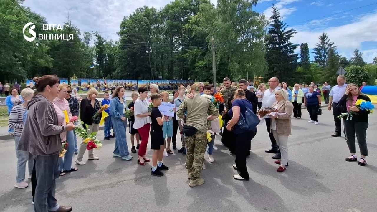 Чотири роки чекали і вимолили: воїн морської піхоти повернувся з полону на Вінниччину