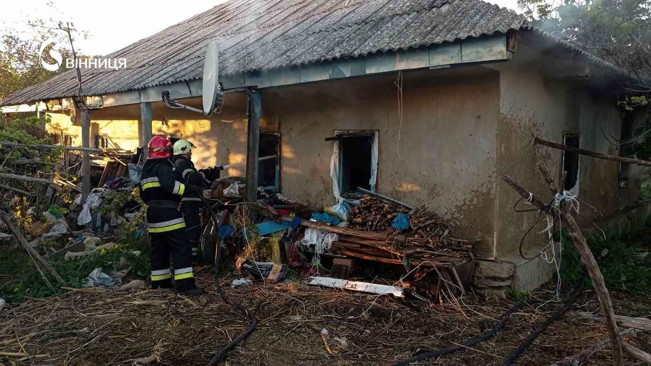 Дах і кімната в полум'ї через несправні печі: рятувальники Вінниччини гасили п'ять пожеж