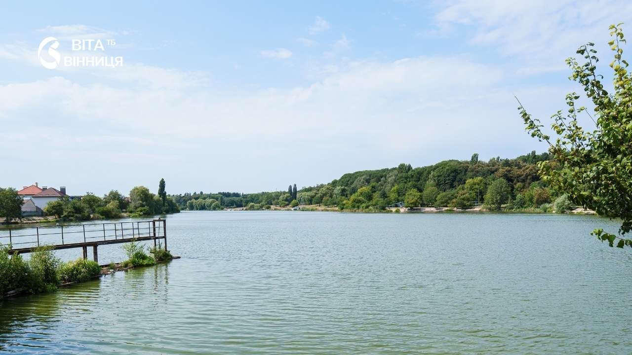 До чотирьох кубометрів сміття за день: скільки прибирають у Вишенському парку в теплу пору