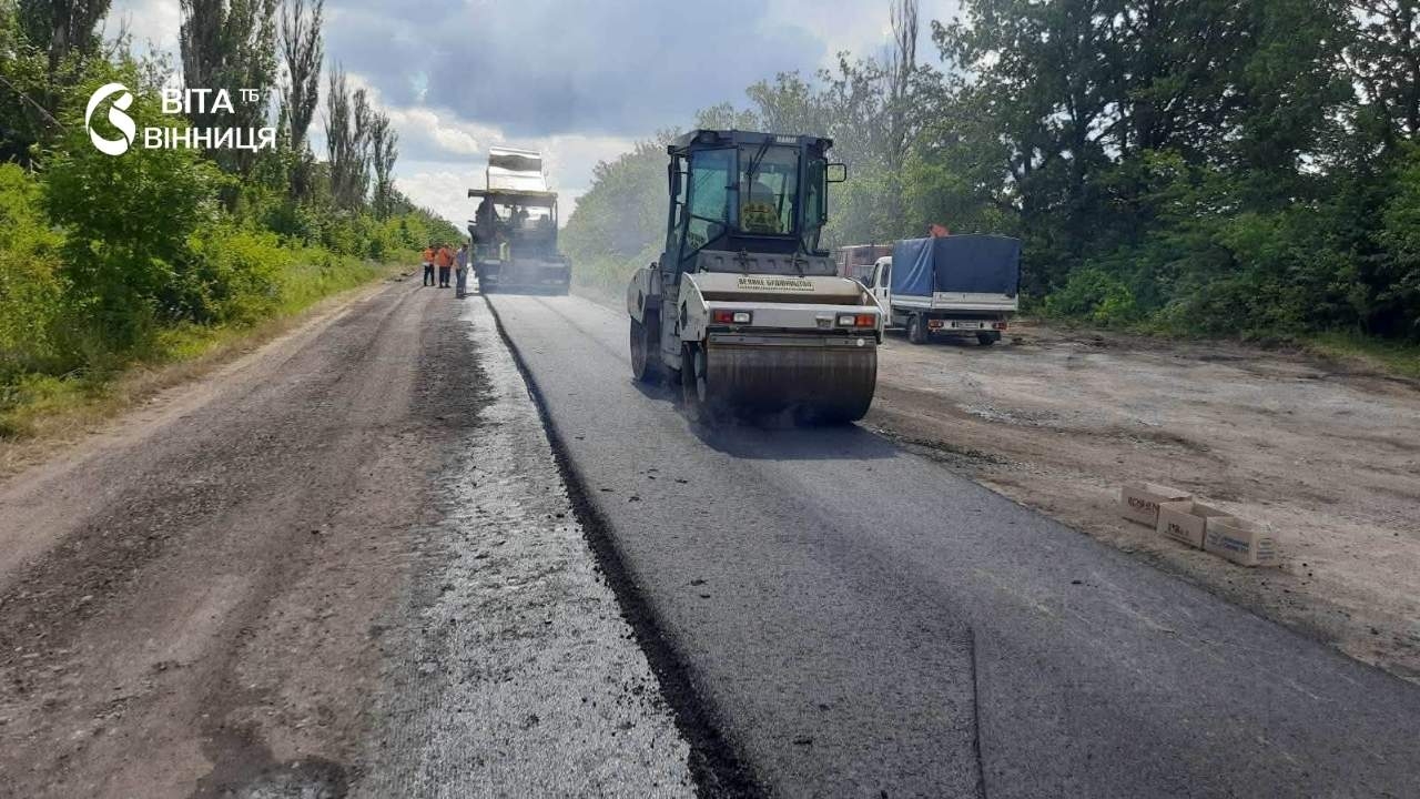 Дорожники Вінниччини оновлюють покриття на автомобільних трасах Н-02 та Р-33