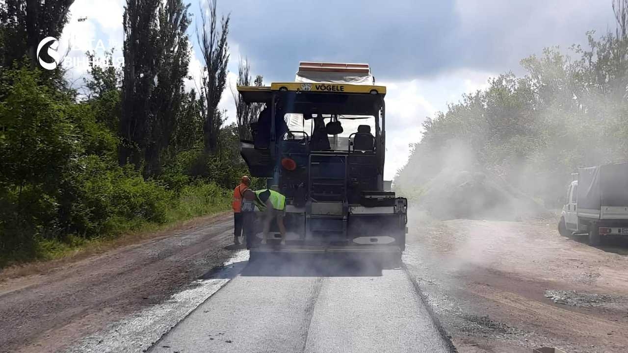Дорожники Вінниччини перемістились на нову ділянку: покриття оновлять на трасі Т-02-02