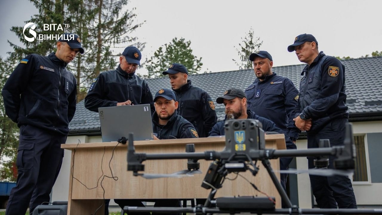 Дрони, робот і штучний інтелект: у Вінниці рятувальники випробували нову технологію пошуку вибухівки