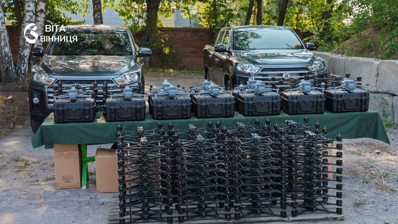 Бійці Третього армійського корпусу та 22 бригади отримали від Вінниці два автомобілі, десять Matrice 4T та 100 FPV-дронів у межах пріоритету «Безпека та оборона».
