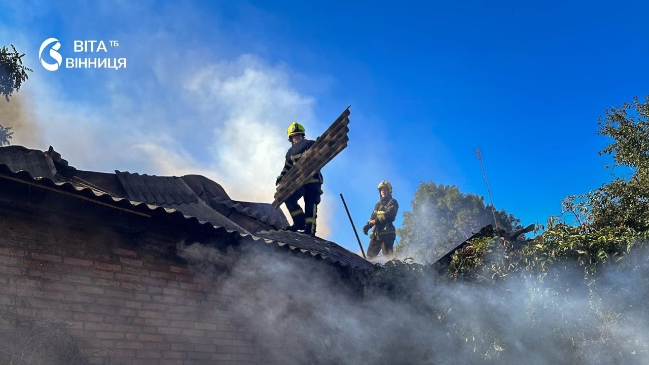 Дві тонни сіна згоріли на Вінниччині: вогонь перекинувся на дах господарської будівлі