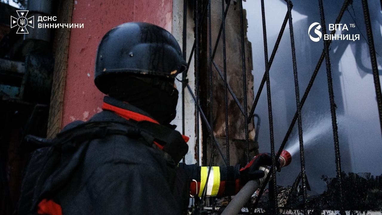 Гасіння масштабної пожежи на об'єкті залізниці Вінниччини переривали через загрозу балістики