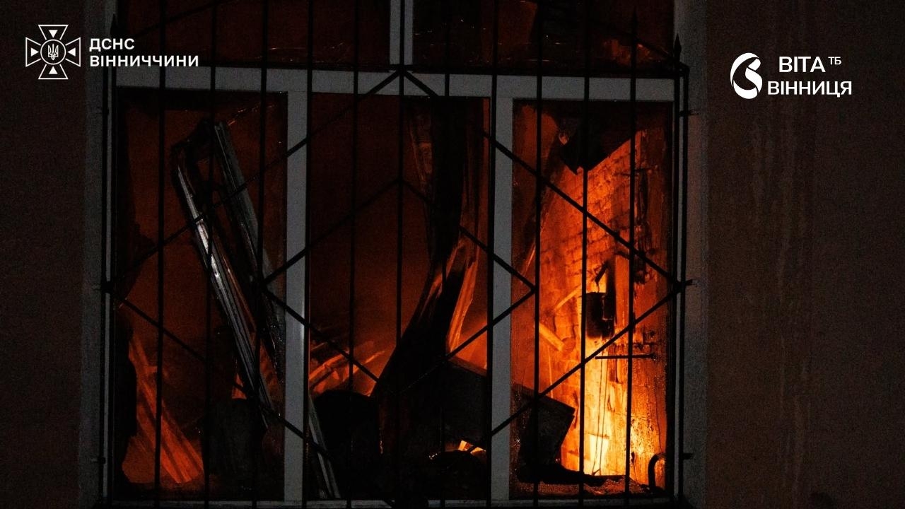 Гасіння масштабної пожежи на об'єкті залізниці Вінниччини переривали через загрозу балістики