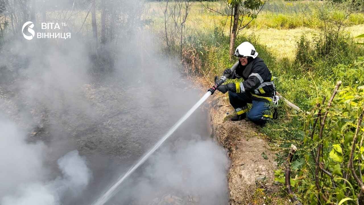 Горіла суха трава рятувальники Вінниччини погасили три пожежі за добу
