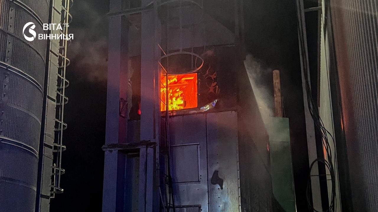 Рятувальники ДСНС гасять пожежу