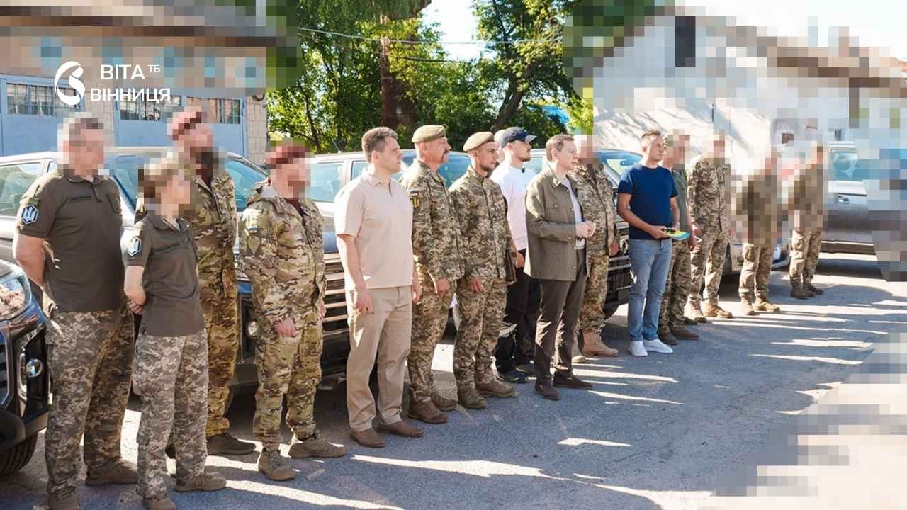 Гуманітарний штаб передав ще 11 позашляховиків підрозділам на лінії фронту