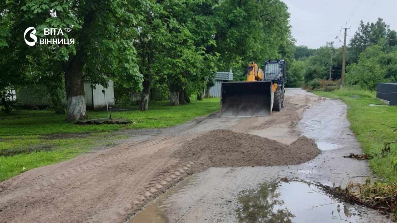 Під Вінницею грейдерують дороги після несприятливих погодних умов