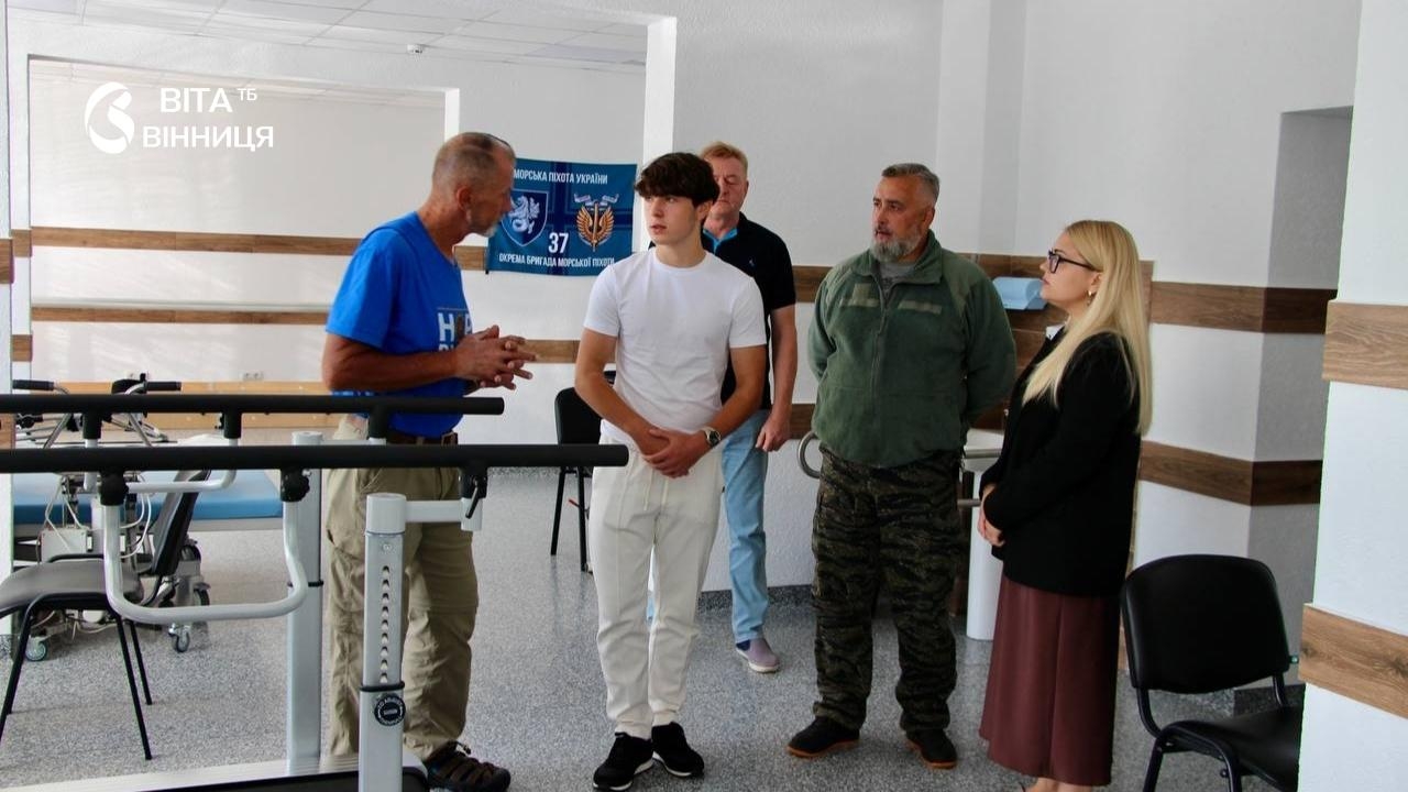 Канадський ветеран з ампутацією ноги відвідав реабілітаційне відділення на Гайсинщині