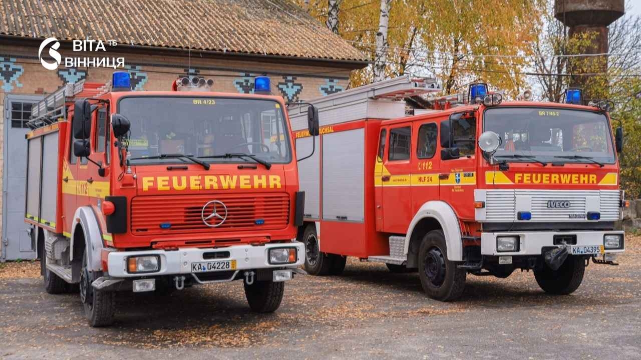 Пожежні автомобілі біля пожежної частини в громаді на Вінниччині