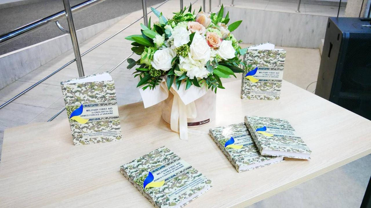 Першу в Україні двомовну книгу про допомогу для військових презентували у Вінниці
