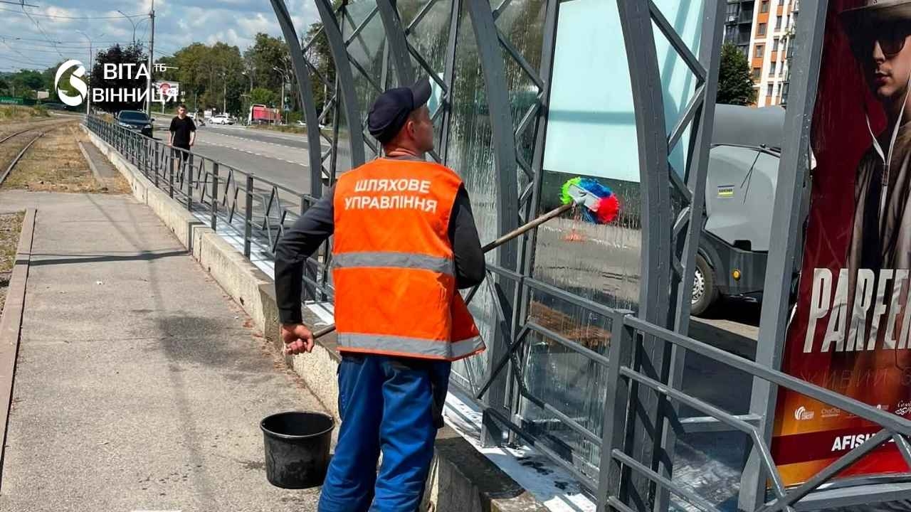 Комфорт для пасажирів: у Вінниці миють зупинки громадського транспорту