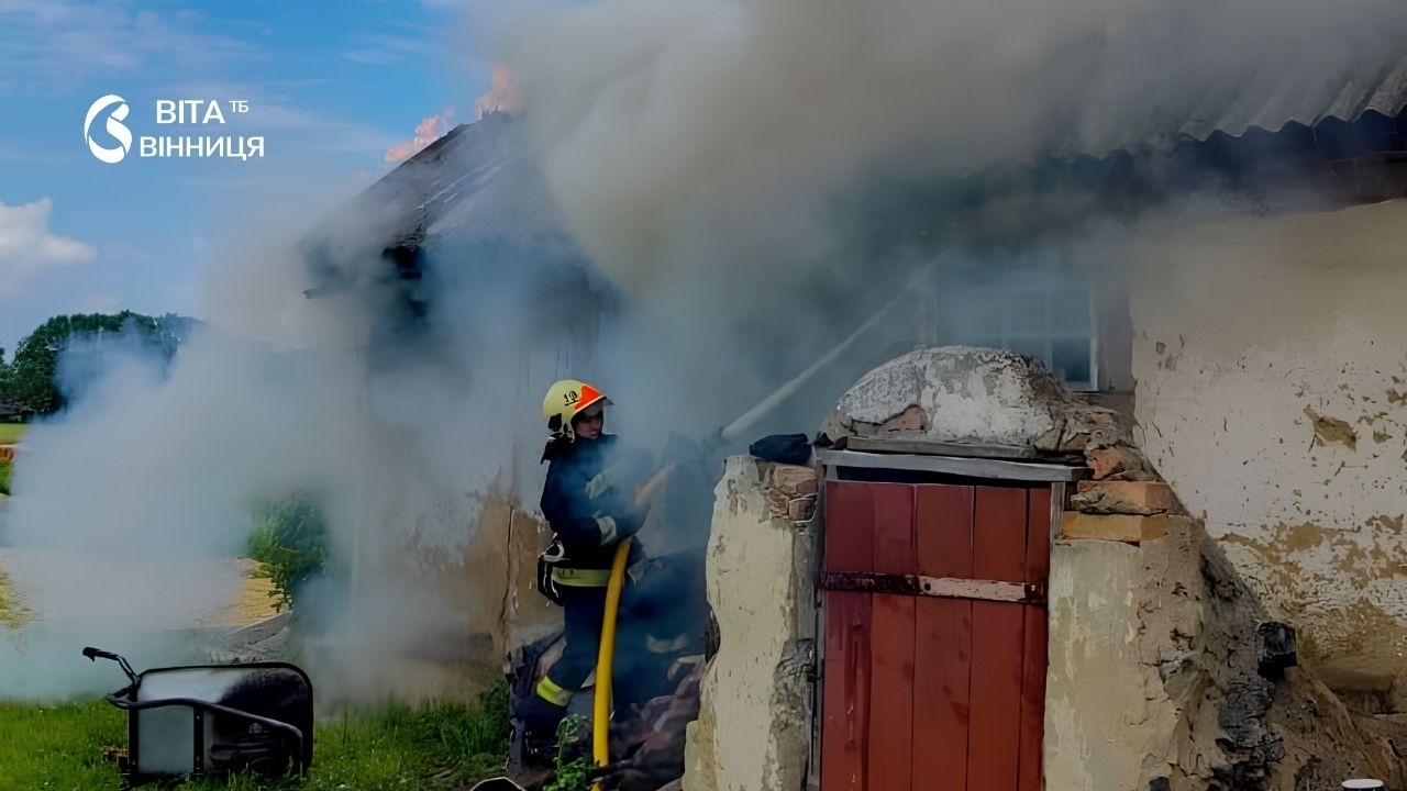 Коротке замикання спалило будинок на Вінниччині — за добу рятувальники виїжджали сім разів