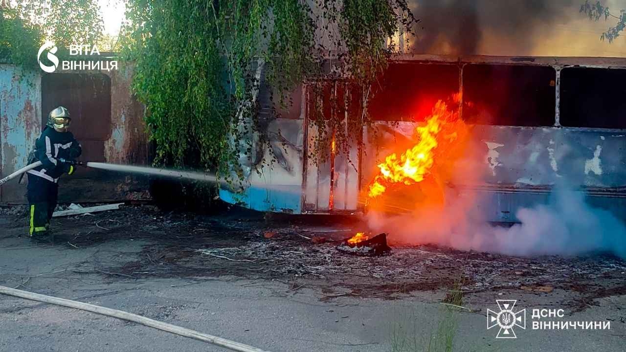 Коротке замикання в Яришівці, автобус на Складській і вогонь у двох будинках — ніч пожеж на Вінниччині