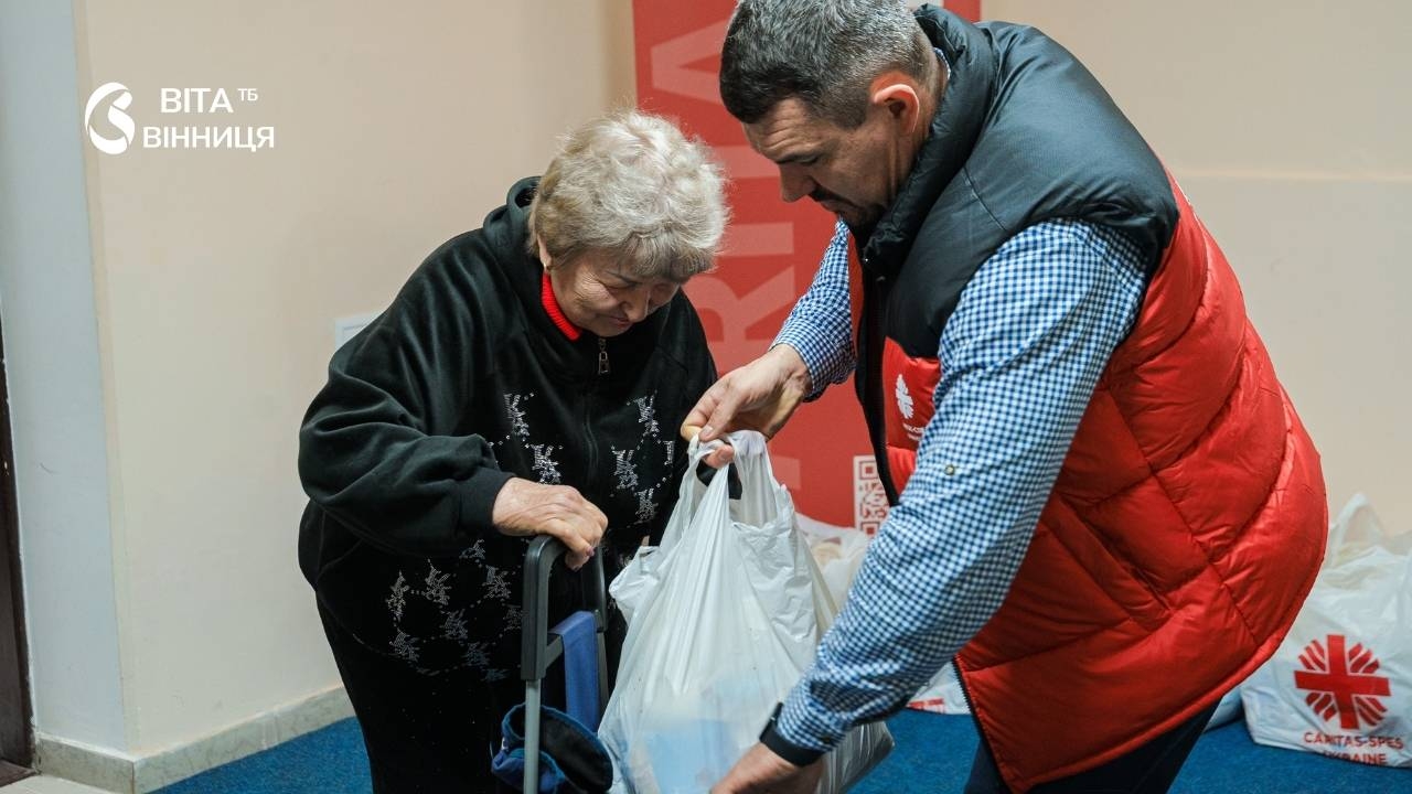 Крупи, сухе молоко й мило: 30 самотніх вінницьких пенсіонерів отримали пакунки з допомогою