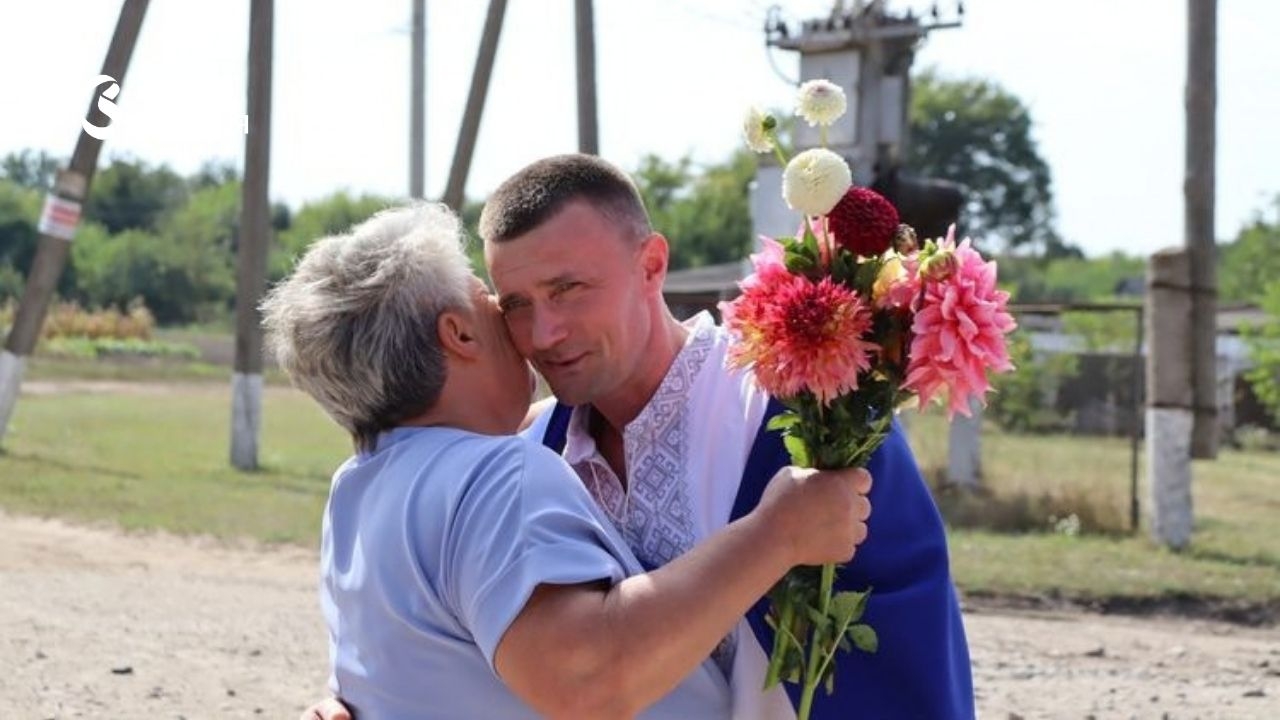 Квіти, прапори і сльози: Погребищенська громада зустрічала воїна, звільненого з російського полону