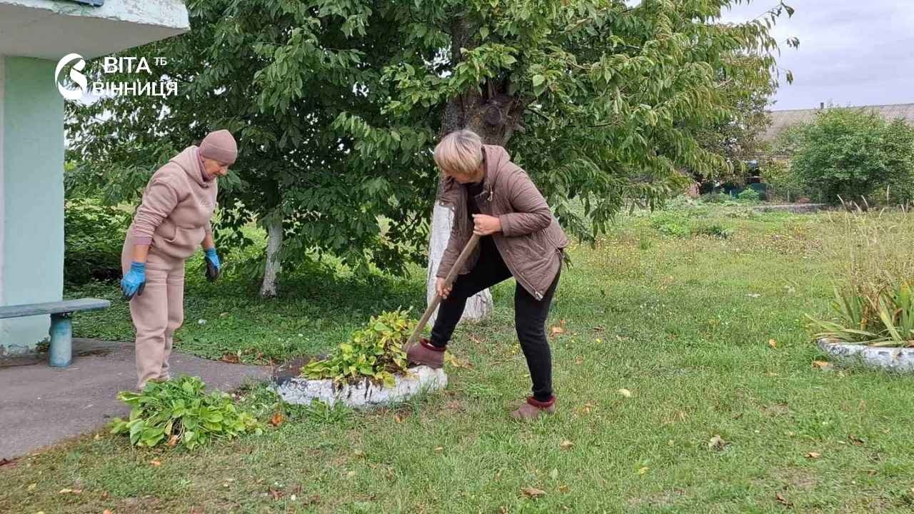 Квіти від родин Героїв на Калинівщині оновили територію біля меморіалу пам'яті