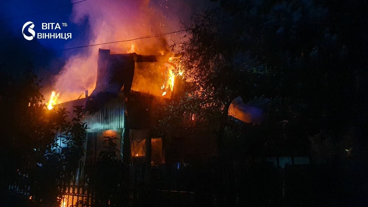 Майже 200 «квадратів» у вогні: на Руданського у Вінниці згоріла недобудова
