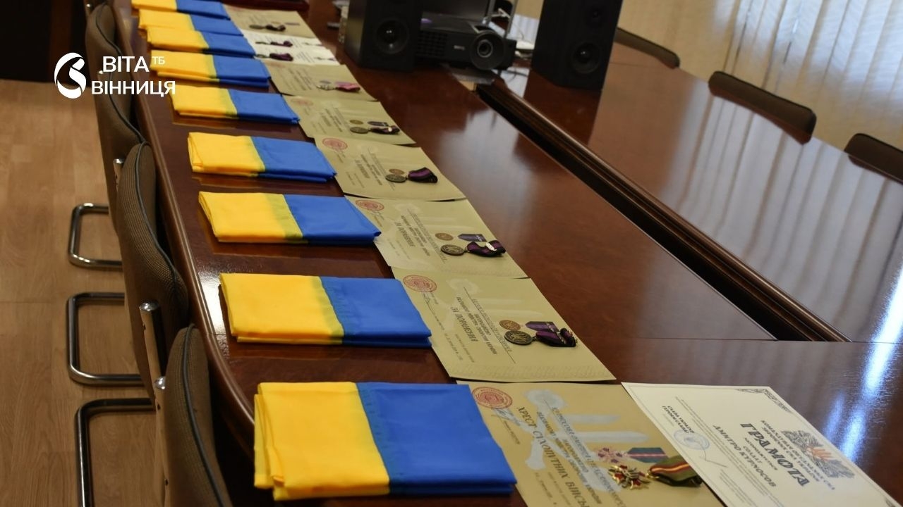 Вінницька районна державна адміністрація вручила державні нагороди десятьом захисникам України — за мужність, відвагу та поранення.