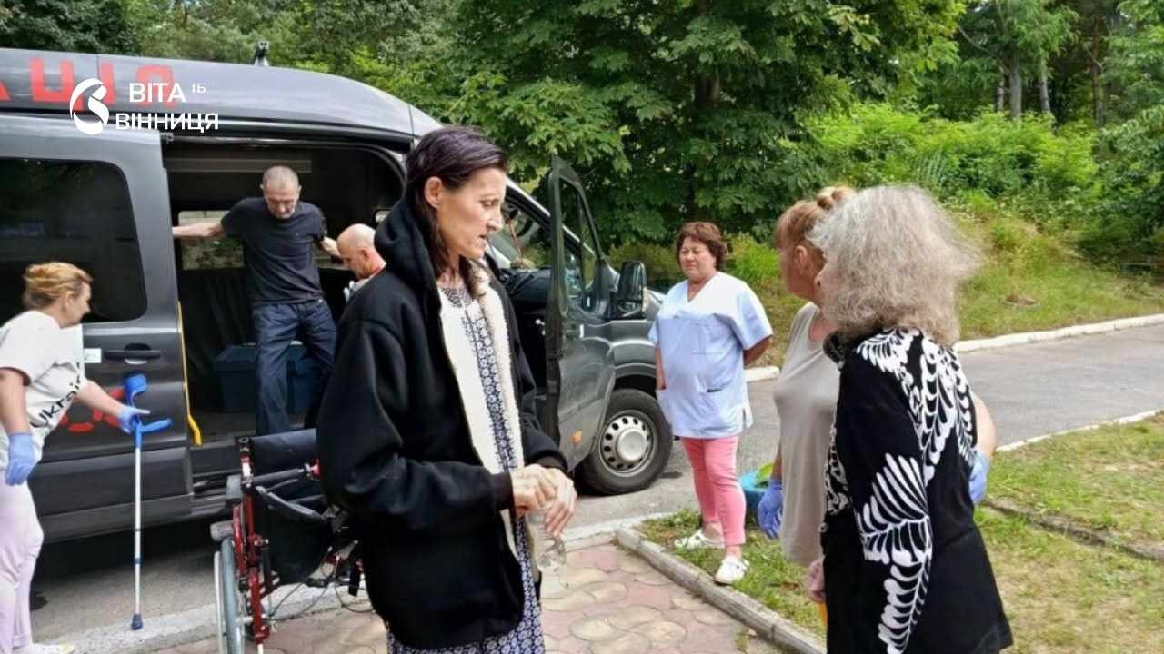 Місія «Схід-SOS» евакуювала мешканців прифронтової Херсонщини до Ладижина