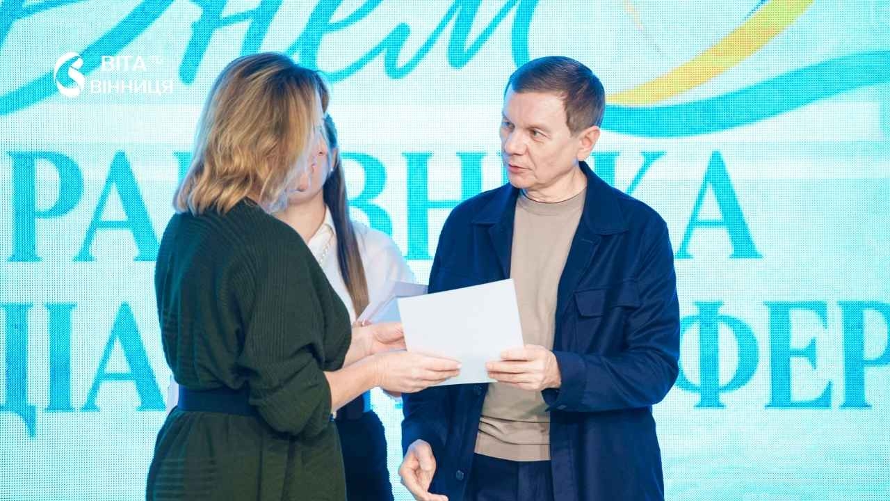 Міський голова Сергій Моргунов вручає нагороди працівникам соціальної сфери у Вінниці