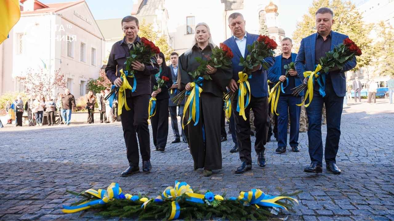 Молебень у Спасо-Преображенському соборі та церемонія біля меморіалу: Вінниця відзначила Покрову і свято оборонців